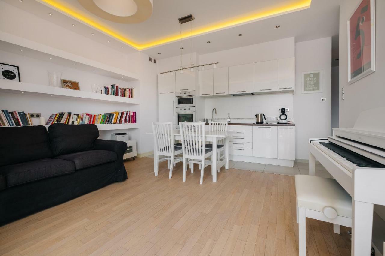 Modern Apartment Across The Ponds Varsavia Esterno foto