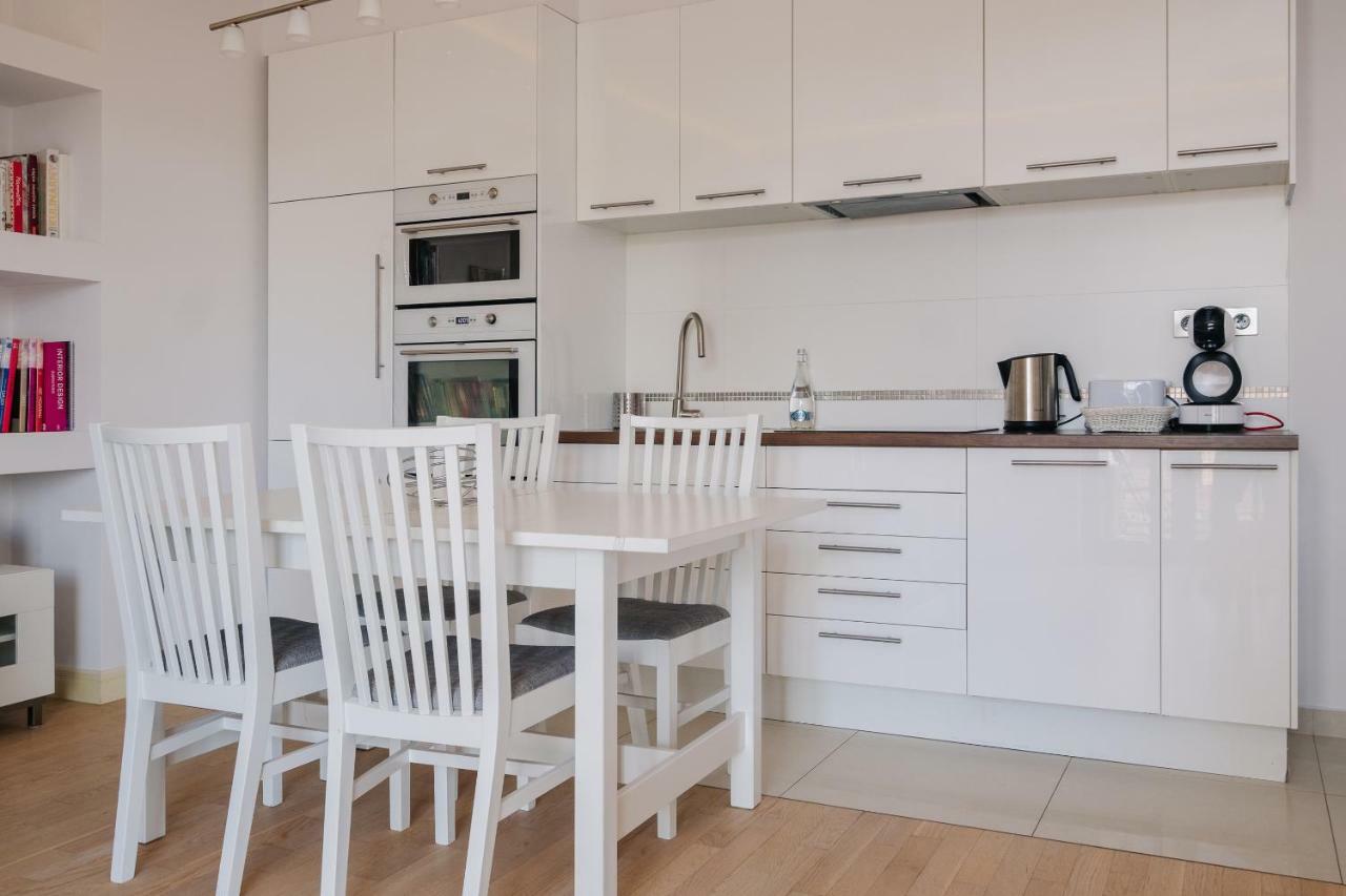 Modern Apartment Across The Ponds Varsavia Esterno foto