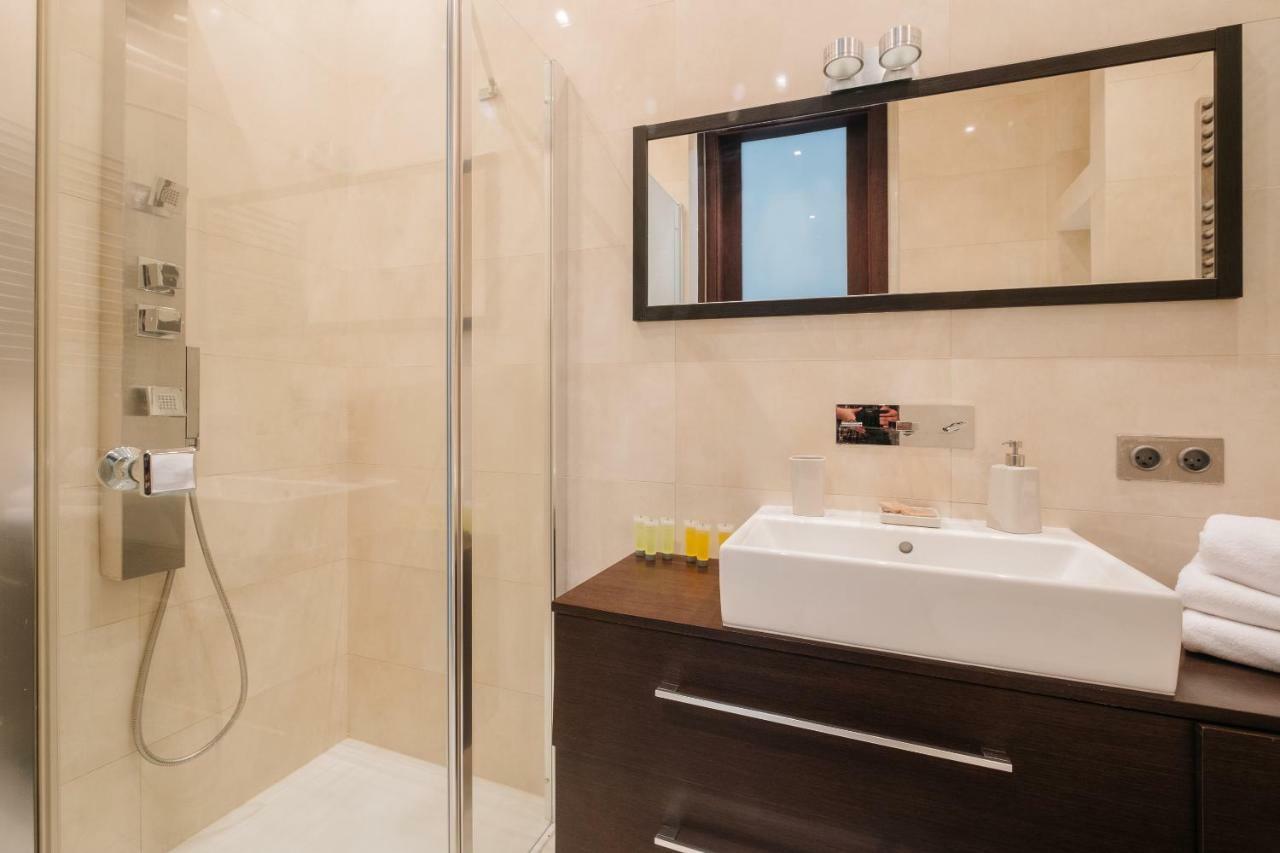 Modern Apartment Across The Ponds Varsavia Esterno foto