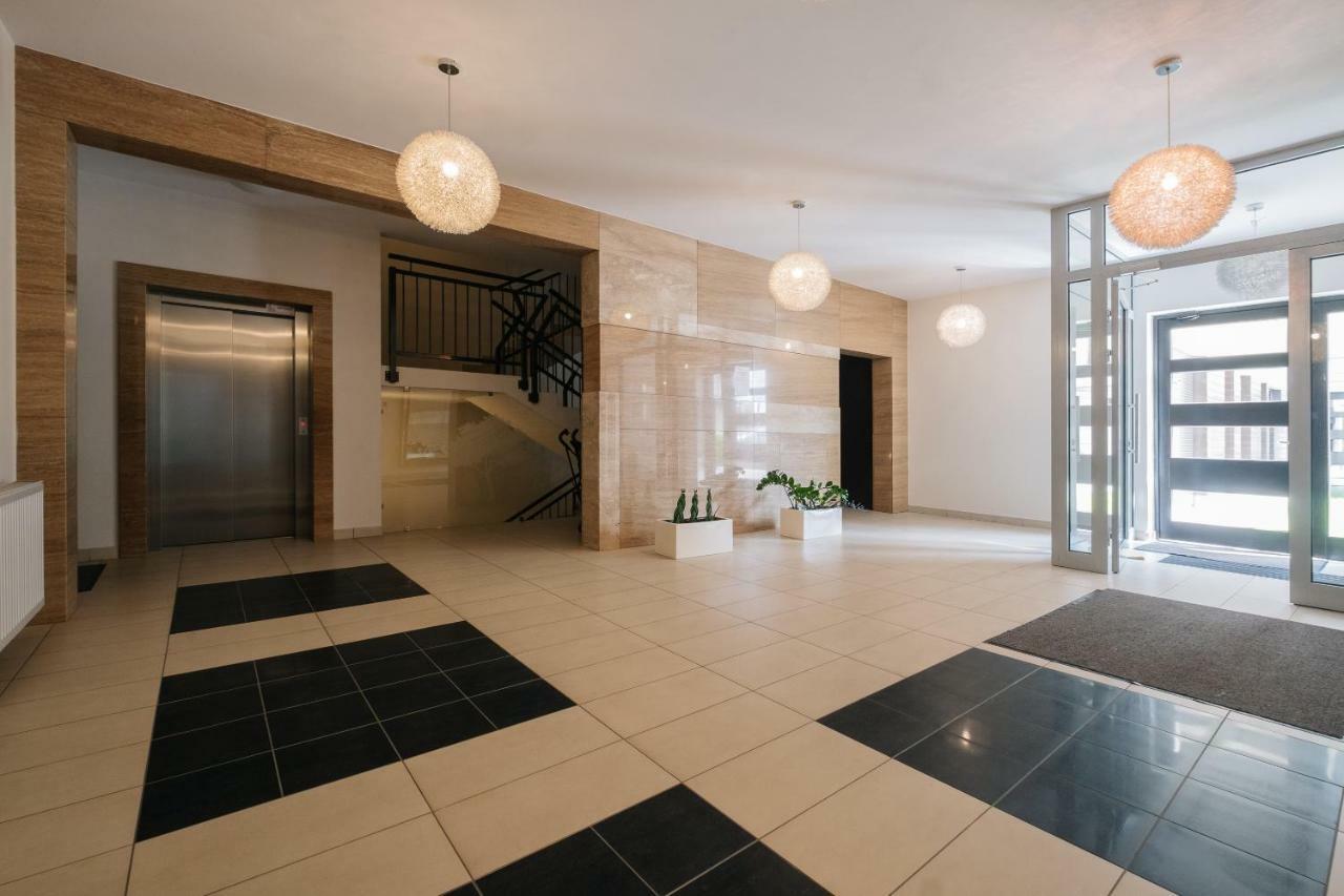 Modern Apartment Across The Ponds Varsavia Esterno foto
