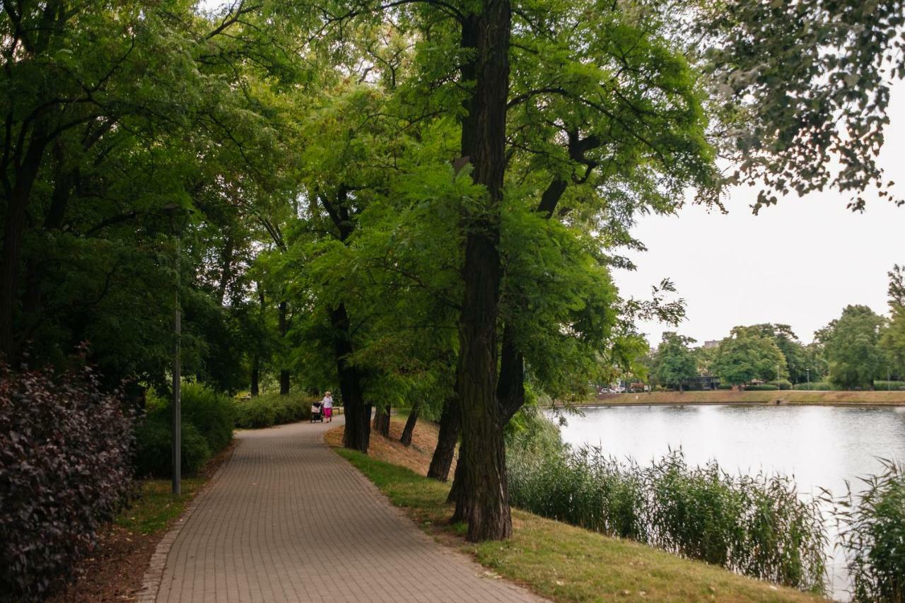 Modern Apartment Across The Ponds Varsavia Esterno foto