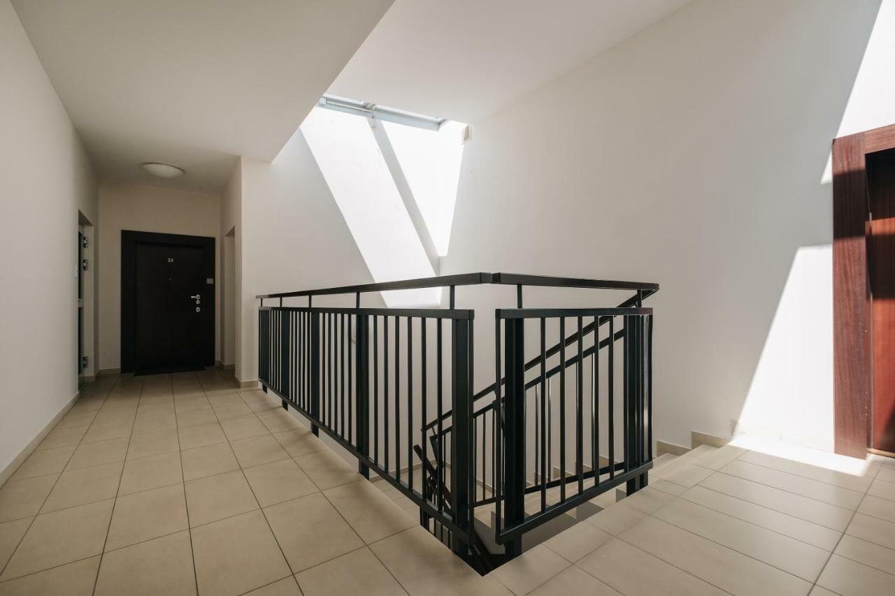 Modern Apartment Across The Ponds Varsavia Esterno foto
