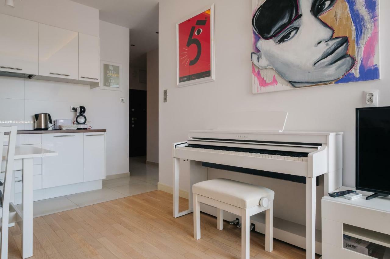 Modern Apartment Across The Ponds Varsavia Esterno foto