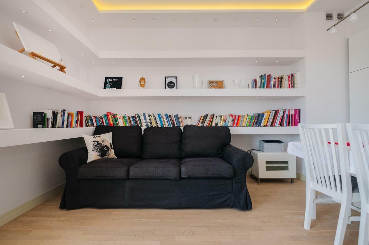 Modern Apartment Across The Ponds Varsavia Esterno foto