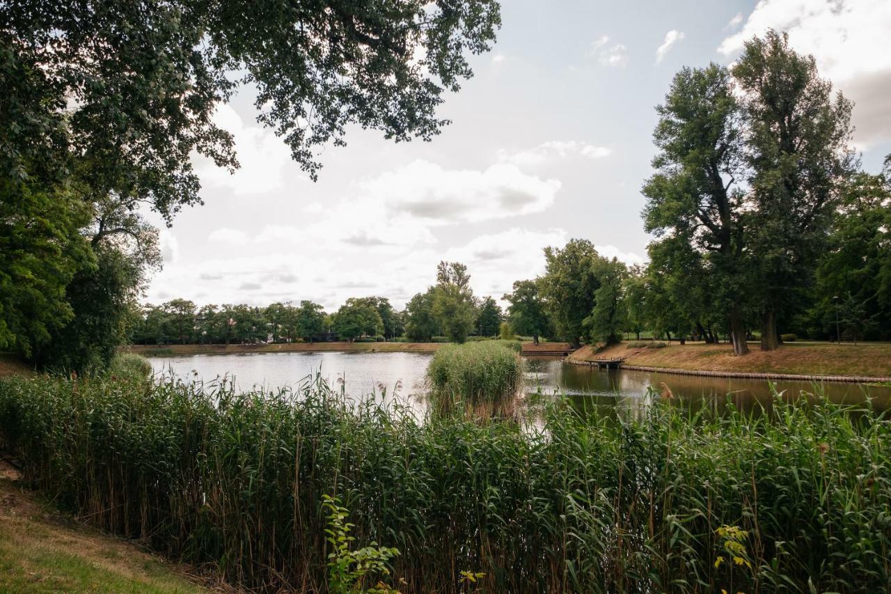 Modern Apartment Across The Ponds Varsavia Esterno foto