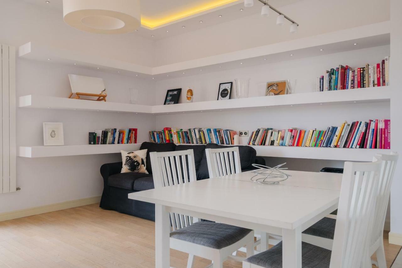 Modern Apartment Across The Ponds Varsavia Esterno foto