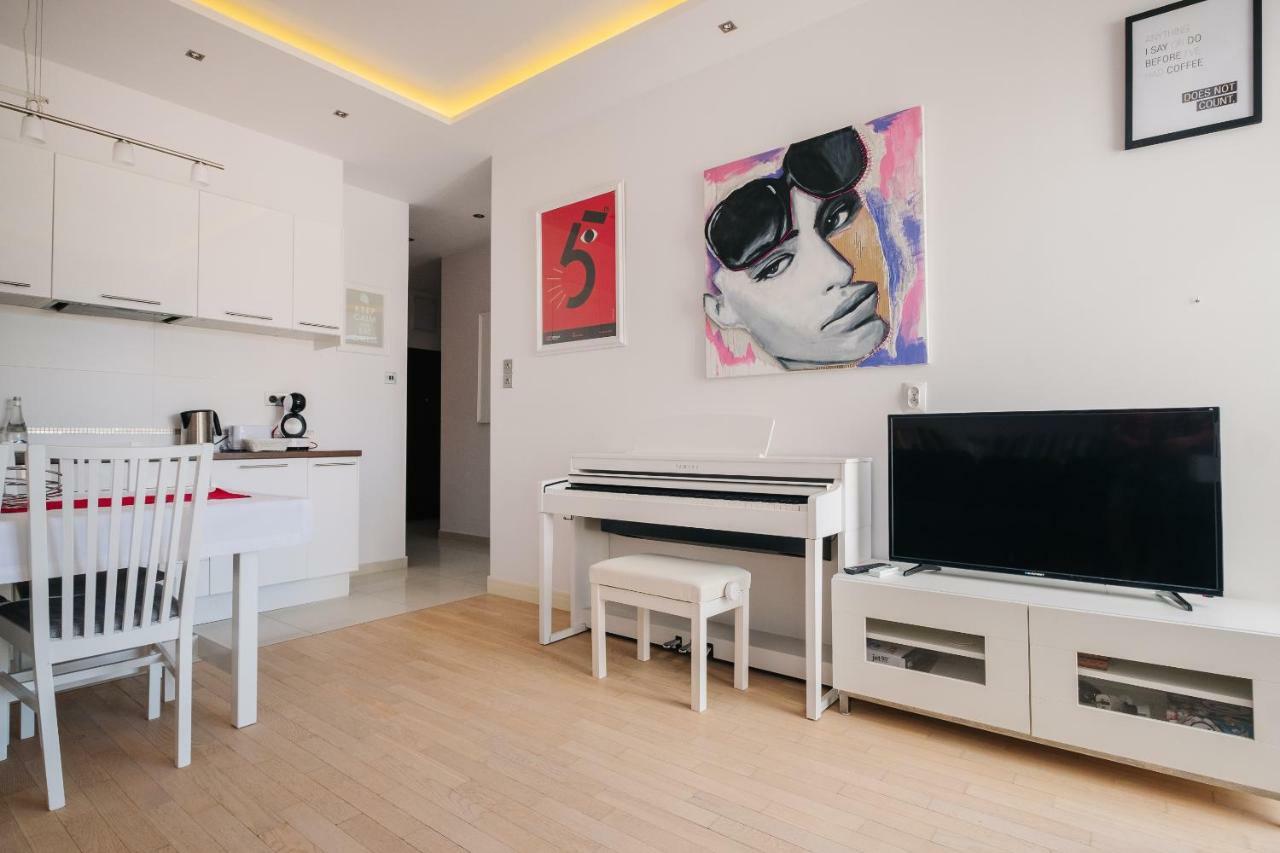 Modern Apartment Across The Ponds Varsavia Esterno foto