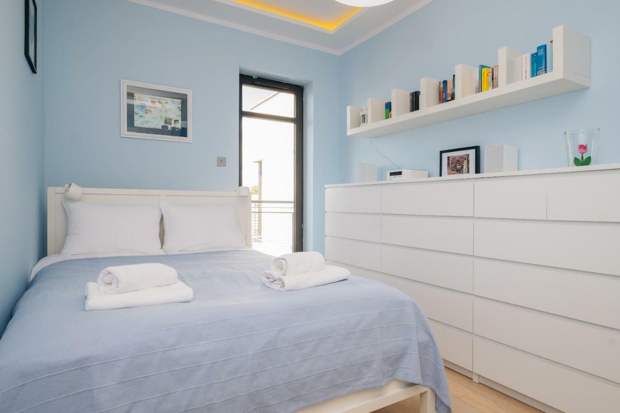 Modern Apartment Across The Ponds Varsavia Esterno foto