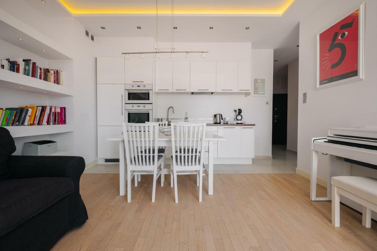 Modern Apartment Across The Ponds Varsavia Esterno foto
