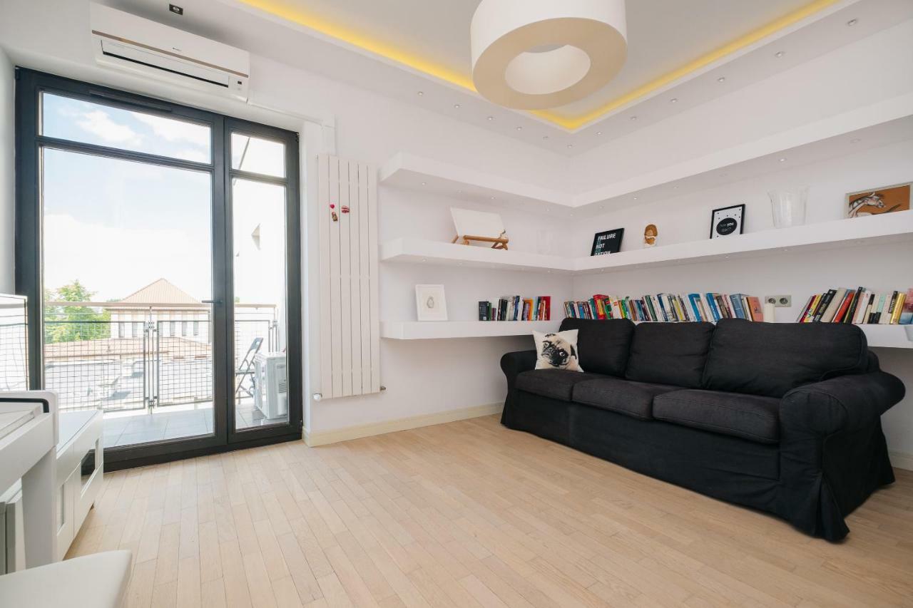 Modern Apartment Across The Ponds Varsavia Esterno foto