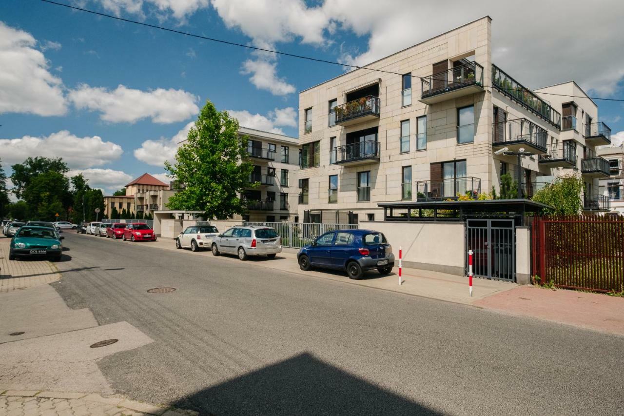 Modern Apartment Across The Ponds Varsavia Esterno foto